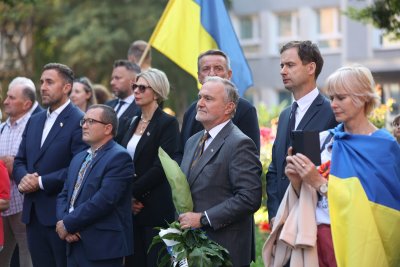 Obchody Święta Niepodległości Ukrainy w Gdańsku. Na zdjęciu od lewej m.in. Piotr Borawski - wiceprezydent Gdańska, Oleksandr Plodystyi, konsul Ukrainy, wicemarszałek Leszek Bonna, prezydent Gdyni Wojciech Szczurek. Fot. Dominik Paszliński / www.gdansk.pl