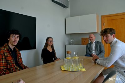 Wiceprezydent Gdyni Bartosz Bartoszewicz podczas spotkania z uczniami, którzy uczestniczyli w Washington Business Weeku // fot. Magdalena Czernek