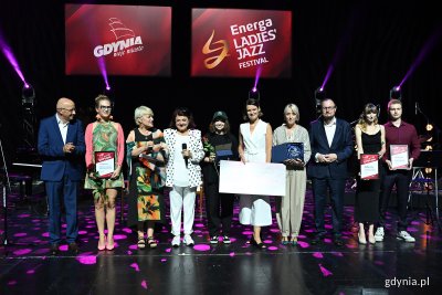 Na scenie laureatki: Hania Derej i Asia Czajkowska w towarzystwie m.in. Mariusza Bzdęgi, dyrektora zarządzającego ds. kultury i aktywności mieszkańców, Katarzyny Gruszeckiej-Spychały, wiceprezeski Portu Gdynia, Piotra Łyszkiewicza, dyrektora Energa Ladies' Jazz Festivalu, Magdaleny Marszałkowskiej, dyrektora marketingu Energa SA, Urszuli Dudziak i Krystyny Stańko (fot. Michał Puszczewicz)