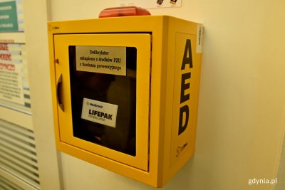 Defibrylator AED można znaleźć m.in. w budynku Urzędu Miasta / fot. Paweł Kukla