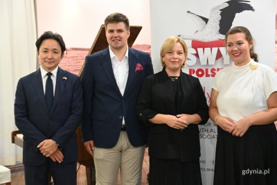 na zdjęciu uśmiechnięci ludzie