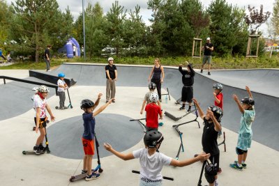 Dzieci rozgrzewające się przed treningiem z hulajnogami na skateparku Chwarzno (fot. Kajetan Stawski) 