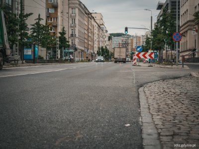 nawierzchnia po remoncie, widoczne oznakowanie, w tle ruch uliczny