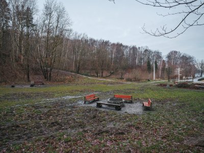 widok na Polankę Redłowską, widoczne palenisko oraz ławki na terenie zielonym