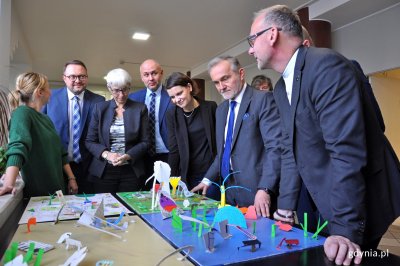 Projektom placów zabaw młodych gdynian przyglądali się (od lewej): wiceprezydent Gdyni Marek Łucyk, przewodnicząca gdyńskiej Rady Miasta Joanna Zielińska, sekretarz miasta Rafał Klajnert, wiceprezydent Gdyni Katarzyna Gruszecka-Spychała, prezydent Gdyni Wojciech Szczurek oraz wiceprezydenci Bartosz Bartoszewicz i Michał Guć. W imieniu gdyńskich uczniów prace przedstawiła Beata Szadziul, naczelnik Wydziału Polityki Rodzinnej Urzędu Miasta Gdyni // fot. Magdalena Czernek 