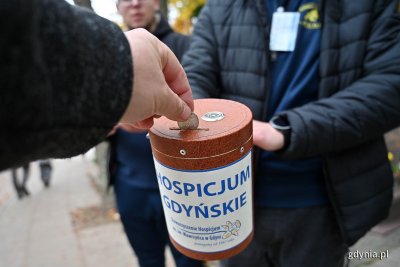 Puszka, do której darczyńca wrzuca datek podczas kwesty // fot. Michał Puszczewicz