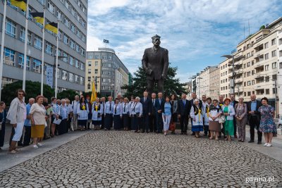 Program Uroczystości Abrahamowych w setną rocznicę śmierci Króla Kaszubów obejmował złożenie kwiatów pod pomnikiem Antoniego Abrahama na placu Kaszubskim w Gdyni w 100. rocznicę jego śmierci, czyli w piątek, 23 czerwca. Fot. Mateusz Dietrich.