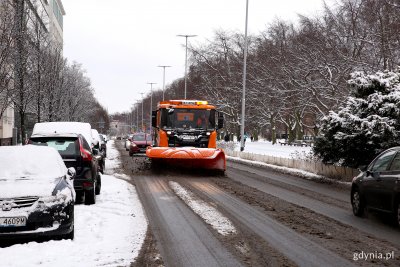 Pługo-posypywarka w trakcie akcji usuwania błota poślizgowego// fot. Przemysław Kozłowski, gdynia.pl