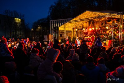 Muszla koncertowa, plac Gruwaldzki, występ na scenie, dekoracje świąteczne, widoczny tłum ludzi przed sceną
