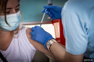 W ciągu zaledwie trzech dni z możliwości zaszczepienia się w punkcie szczepień plenerowych skorzystało łącznie 236 osób. // fot. Kamil Złoch