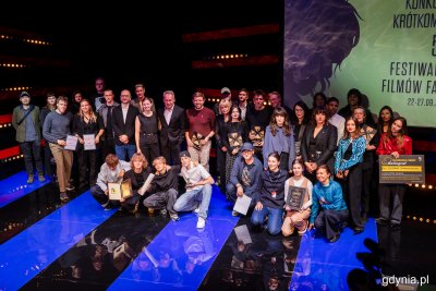 scena nowa w Teatrze Muzycznym, grupa osób pozuje do zdjęcia z nagrodami, dekoracje festiwalu polskich filmów fabularnych w Gdyni