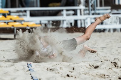 Siatkarz podczas turnieju Aktywna Plaża z Portem Gdynia (fot. Jacek Klejment)