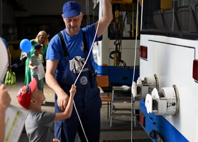 Podczas zwiedzania zajezdni PKT można skorzystać z wielu atrakcji - na przykład podpiąć trolejbus do sieci, fot. Kamil Złoch