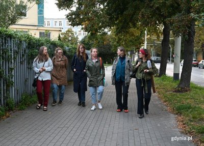 Inauguracja Climate Café za nami. Uczestniczki spotkania na spacerze po modernistycznym Śródmieściu (fot. Waldemar Ulanowski)