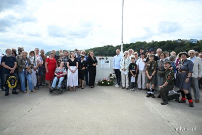 W uroczystościach udział wzięli m.in.: prezydent Gdyni Aleksandra Kosiorek, radne: Teresa Bysewska i Joanna Zielińska, radny Norbert Anisowicz, wicedyrektor Muzeum Marynarki Wojennej Aleksander Gosk, a także bliscy wyróżnionych, harcerze i mieszkańcy (fot. Michał Puszczewicz)