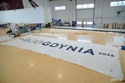 Żagiel stulecia Gdynia na okręt ORP „Iskra” jest gotowy i został przekazany dowódcy (fot. Magdalena Czernek)