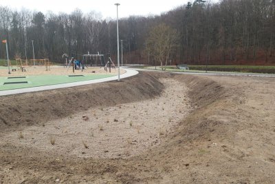 Infrastruktura wybudowana w ramach I i II etapu zadania inwestycyjnego nr 8 „Zagospodarowanie terenów przy ul. Wielkokackiej i ul. 2 Morskiego Pułku Strzelców w Gdyni” z zastosowaniem rozwiązań opartych na przyrodzie, objętego projektem „Rozwój systemu gospodarowania wodami opadowymi na terenie Gdyni - część IV” (fot. Gdyńskie Centrum Sportu)