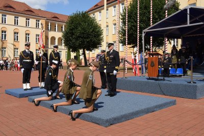 Uroczysta promocja oficerska w Akademii Marynarki Wojennej w Gdyni. Kontradmirał Krzysztof Zdonek – szef Zarządu Morskiego, zastępca Inspektora Marynarki Wojennej mianuje absolwentki studium oficerskiego na stopień podporucznika // fot. Krzysztof Miłosz