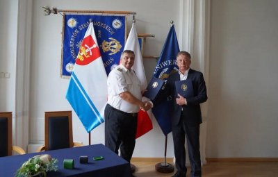 Umowę na budowę centrum informatycznego UMG podpisali rektor uniwersytetu prof. Adam Weintrit (na zdjęciu z lewej) oraz prezes spółki ZAB-BUD Andrzej Zaboklicki (fot. materiały prasowe Uniwersytetu Morskiego)