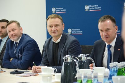 Od lewej: Rafał Szmytke – prezes Polskiej Organizacji Turystycznej, Sławomir Nitras – minister sportu i turystyki oraz Piotr Borys – sekretarz stanu w Ministerstwie Sportu i Turystyki podczas spotkania z samorządowcami i parlamentarzystami // fot. MSiT 