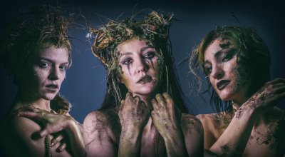 Spektakl pt. „PoMorskie opowieści”. Na zdj. aktorki (od lewej): Maja Gadzińska, Sylwia Wąsik-Szlempo i Izabela Pawletko // mat. prasowe