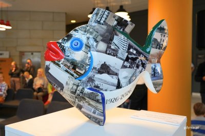 Rzeźba rybki autorstwa Filipa Jaworskiego została odsłonięta w Muzeum Miasta Gdyni (fot. Magdalena Starnawska)