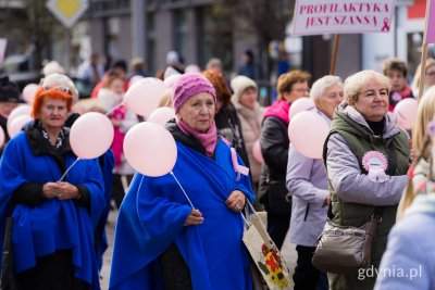 Uczestniczki Marszu Różowej Wstążki na ul. Świętojańskiej (fot. Paweł Budziński)