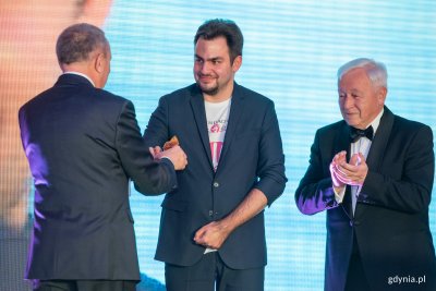 Podczas tegorocznej Gali laureatem Bryły Dobroczynności został Przemysław Szaliński, na zdj. w środku podczas odbierania nagrody, fot. Dawid Linkowski