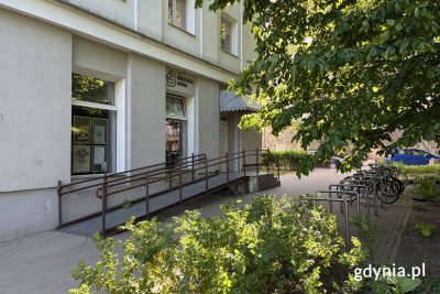 Biblioteka „Wzgórze” zyska dostosowany podjazd do potrzeb osób z niepełnosprawnością (fot. Zofia Marczak)