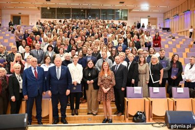 Wspólne zdjęcie uczestników Dnia Edukacji Narodowej w PPNT Gdynia. W centralnym punkcie wojewoda pomorska Beata Rutkiewicz i prezydent Gdyni Aleksandra Kosiorek (fot. Waldemar Ulanowski)
