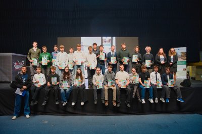 Uczestnicy kampanii „Jak szkoła to dwa koła” wraz z AJ-em (fot. materiały prasowe)