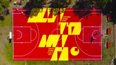 „Witomino” - projektanci z Traffic Design postawili na abstrakcyjny napis identyfikujący dzielnicę. Zmiany konsultowano z Trójmiejską Ligą Koszykówki, aby wizja artystów miała też praktyczny wymiar dla grających w koszykówkę, fot. Kuba Goździewicz / mat. Traffic Design