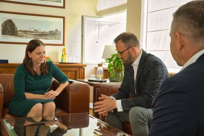 Spotkanie w Urzędzie Miasta Gdyni. Na zdj. (od lewej): prezydent Gdyni Aleksandra Kosiorek, doradca ministra obrony narodowej Maciej Samsonowicz i burmistrz Rumi  – Michał Pasieczny (fot. Łukasz Czerwiński)