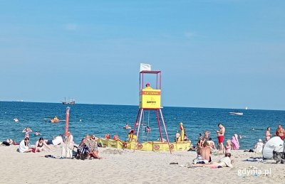 Ratownicy na gdyńskich plażach są wyposażeni w specjalistyczny sprzęt i pełnią dyżury codziennie w godz. 9:30-17:30 (fot. Waldemar Ulanowski)
