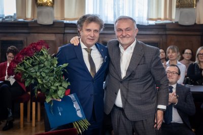 Prezydent Gdyni Wojciech Szczurek żegna byłego juz prezydenta Sopotu, obecnie posła do Sejmu, Jacka Karnowskiego. Fot. Krzysztof Mystkowski/KFP UMS