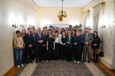 Młodzi radni i goście, między innymi: posłanka Wioleta Tomczak, poseł Marcin Horała, radni Miasta Gdyni – Beata Horała, Marek Dudziński i Dominik Aziewicz, Filip Śmigielski – rzecznik praw ucznia (fot. Illia Balabai, MRM)