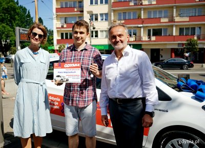 Od lewej: Katarzyna Gruszecka-Spychała, wiceprezydent Gdyni ds. gospodarki, Wojciech P. - zdobywca Toyoty Yaris i Wojciech Szczurek, prezydent Gdyni, fot. Kamil Złoch