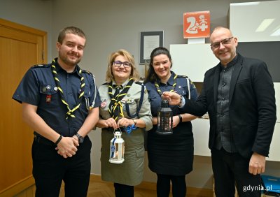 Od lewej: podharcmistrz Krystian Domański – zastępca komendant Hufca ZHP w Gdyni, harcmistrz Anna Sadowska  z 21. Szczepu „Polaris” i harcmistrz Agnieszka Szlosowska – komendant Hufca ZHP w Gdyni przekazali Betlejemskie Światło Pokoju wiceprezydentowi Michałowi Guciowi // fot. Magdalena Czernek