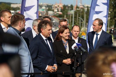 Od lewej: Michał Felon - dyrektor Zarządu Dróg i Zieleni w Gdyni, Tadeusz Szemiot - przewodniczący Rady Miasta Gdyni, wiceminister Jacek Karnowski, prezydent Gdyni Aleksandra Kosiorek, poseł Rafał Siemaszko i Mieczysław Struk - marszałek województwa pomorskiego podczas briefingu na Estakadzie Kwiatkowskiego (fot. Kamil Złoch)