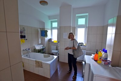 Specjalnie zaaranżowana łazienka w mieszkaniu chronionym. Nz. Małgorzata Ustrzyńska, Kierownik Zespołu ds. mieszkalnictwa wspieranego MOPS