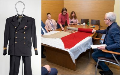 Po lewej zdjęcie munduru marynarskiego na stojaku. Po prawej sala w Muzeum Marynarki Wojennej, na stole leży biało-czerwona zabytkowa bandera, dookoła siedzi na krzesłach kilka osób