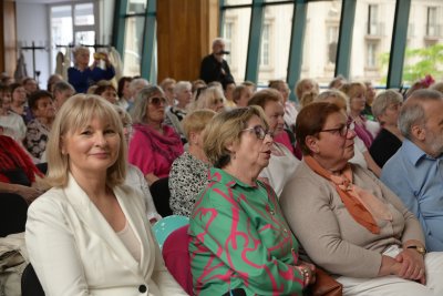 Zakończenie roku Gdyńskiego Uniwersytetu Trzeciego Wieku w czerwcu 2024 roku. Na zdj. (od lewej): dyrektor CAS Bożena Zglińska i seniorzy (fot. Karolina Szypelt, atchiwum)