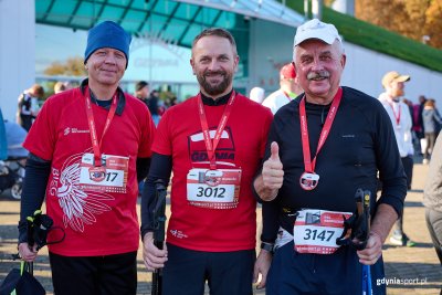 Uczestnicy Gdyńskiego Biegu Niepodległości z medalami (fot. gdyniasport.pl)