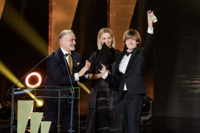 Gala zakończenia 46. FPFF. Na zdj. (od lewej): prezydent Wojciech Szczurek, aktorka Małgorzata Foremniak i Michał Sikorski, laureat nagrody za profesjonalny debiut aktorski w filmie „Sonata