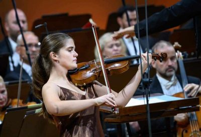 Młoda gdynianka i Orkiestra Symfoniczna Czeskiego Radia // fot. Szkoła Muzyczna 