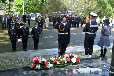 Przedstawiciele Marynarki Wojennej RP złożyli kwiaty przed pomnikiem Obrońców Wybrzeża podczas obchodów 83. rocznicy wybuchu II wojny światowej // fot. Magdalena Czernek
