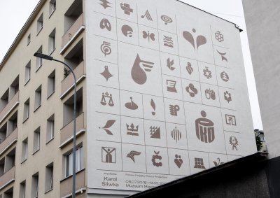 na zdjęciu ściana kamienicy ozdobiona znakami graficznymi