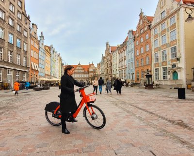 Na zdjęciu Dagmara Kleczewska, kierownik projektu Mevo 2.0, która także testuje rowery (fot. materiały prasowe OMGGS)