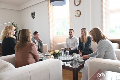 Aleksandra Brodowska była gościem prezydent Gdyni Aleksandry Kosiorek i wiceprezydentki Oktawii Gorzeńskiej. W spotkaniu uczestniczyła również dr Joanna Leman, kierownik Referatu Współpracy z Zagranicą Urzędu Miasta Gdyni. Pani Aleksandrze towarzyszyli mama oraz partner (fot. Zofia Marczak)