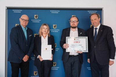 Na zdjęciu (od lewej): prezes zarządu ROD „Karpaty” Wojciech Kodłubański, skarbnik Gdyni Honorata Krupka, dyrektor zarządzający ds. kultury i aktywności mieszkańców Mariusz Bzdęga, marszałek województwa pomorskiego Mieczysław Struk (fot. materiały prasowe UMWP)